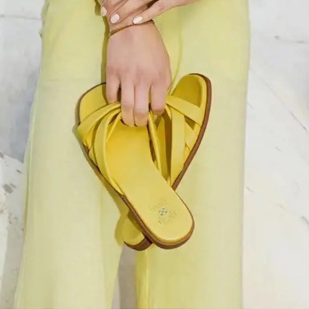 VINCE CAMUTO SLIDES